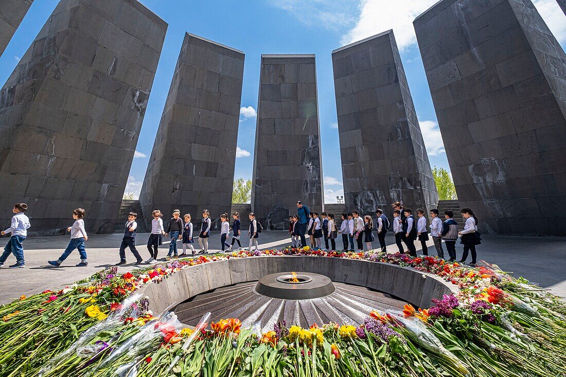 Armenien, Eriwan, Tsitsernakaberd ist eine 1967 eröffnete Gedenkstätte für die Opfer des armenischen Völkermords