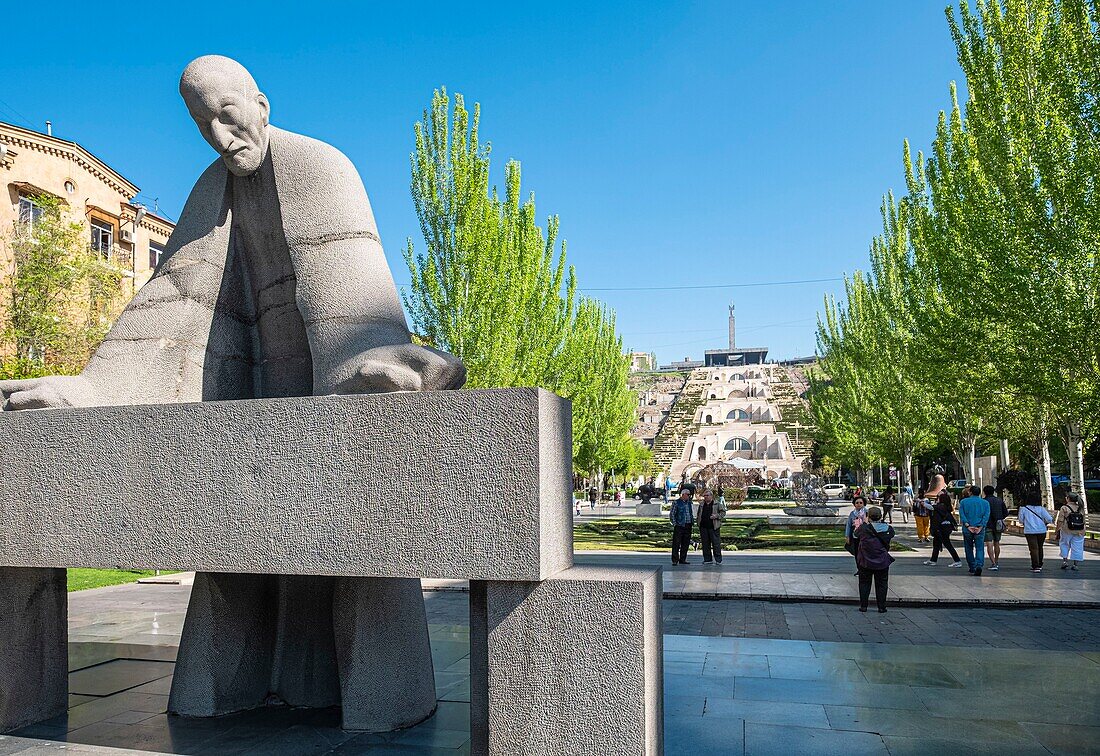 Armenien, Eriwan, Alexander-Tamanyan-Park am Fuße der Kaskade, riesige Treppe mit 572 Stufen und Blick über die Stadt und den Berg Ararat, Alexander-Tamanyan-Statue