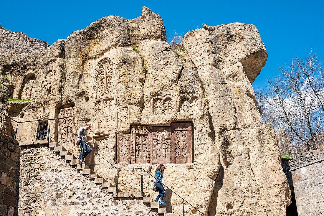 Armenien, Region Kotayk, Geghard, mittelalterliches Kloster Geghard, von der UNESCO zum Weltkulturerbe erklärt, mit Khatchkars (geschnitzte Gedenkstele) bedeckte Wand