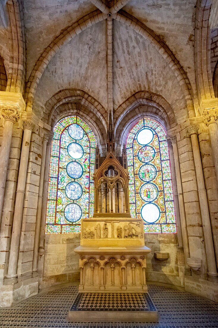 Frankreich, Seine Saint Denis, Saint Denis, die Basilika der Kathedrale, die strahlende Kapelle Saint Peregrine, Glasfenster mit dem Leben des Moses (links) und den Allegorien des Heiligen Paulus (rechts)