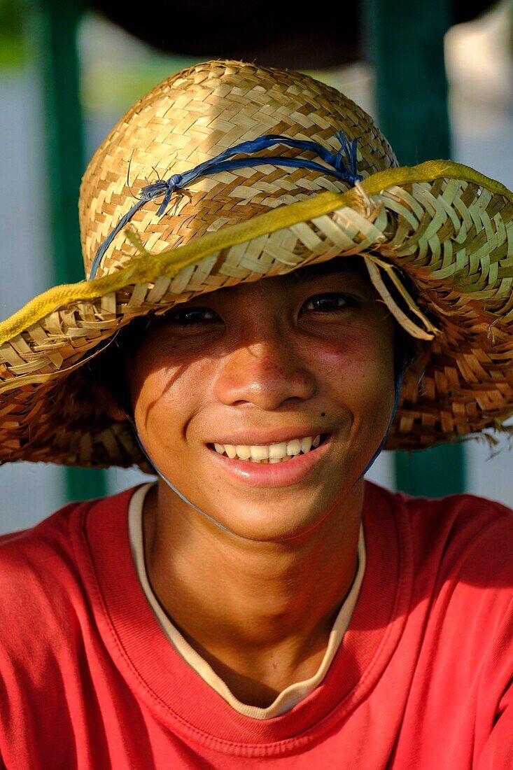 Cambodia, Kompong Kleang or Kampong Kleang, village along the Tonle Sap lake, young fisherman