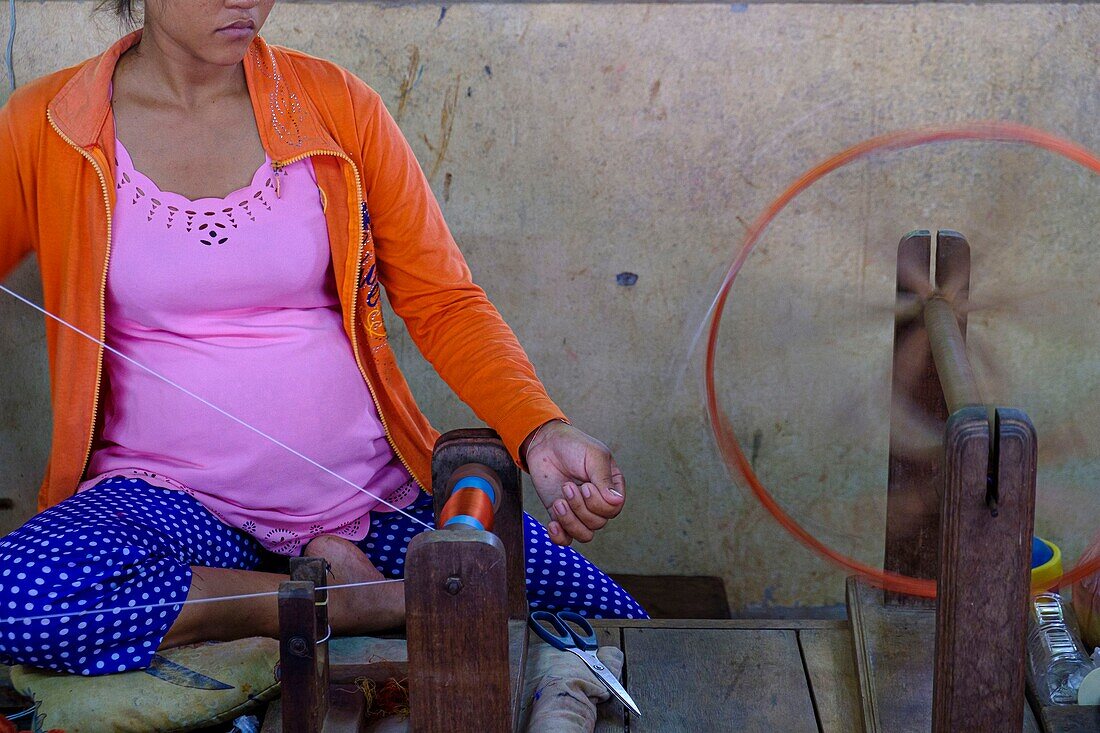 Cambodia, Kompong Thom, handicraft, Silk farm, unwiding