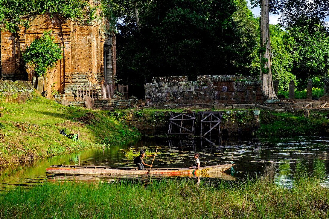 Cambodia, Preah Vihear province, temple complex of Koh Ker, dated 9 to 12 th. century, temple of Prasat Thom or Prasat Kompeng, children playing in the moat