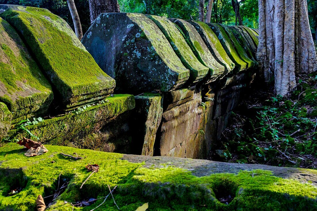 Kambodscha, Provinz Preah Vihear, Tempelanlage von Koh Ker, datiert 9. bis 12. Jahrhundert, Tempel von Prasat Thom oder Prasat Kompeng, Kinder spielen im Graben