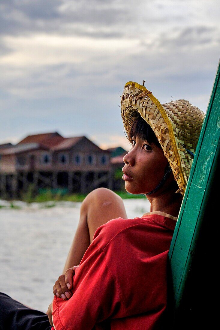 Cambodia, Kompong Kleang or Kampong Kleang, village along the Tonle Sap lake, young fisherman