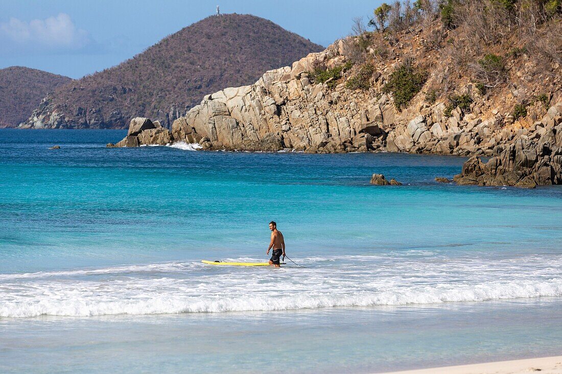 Westindische Inseln, Britische Jungferninseln, Insel Tortola, Josiah Bay, ein Surfer allein im türkisfarbenen Meer