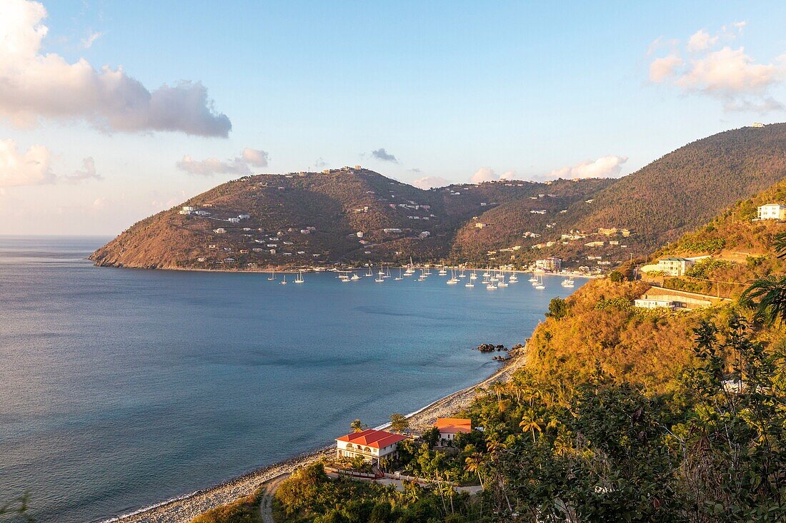 Westindische Inseln, Britische Jungferninseln, Tortola Island, in der Bucht von Cane Garden Segelboote vor Anker, auf den Bergen einige Häuser