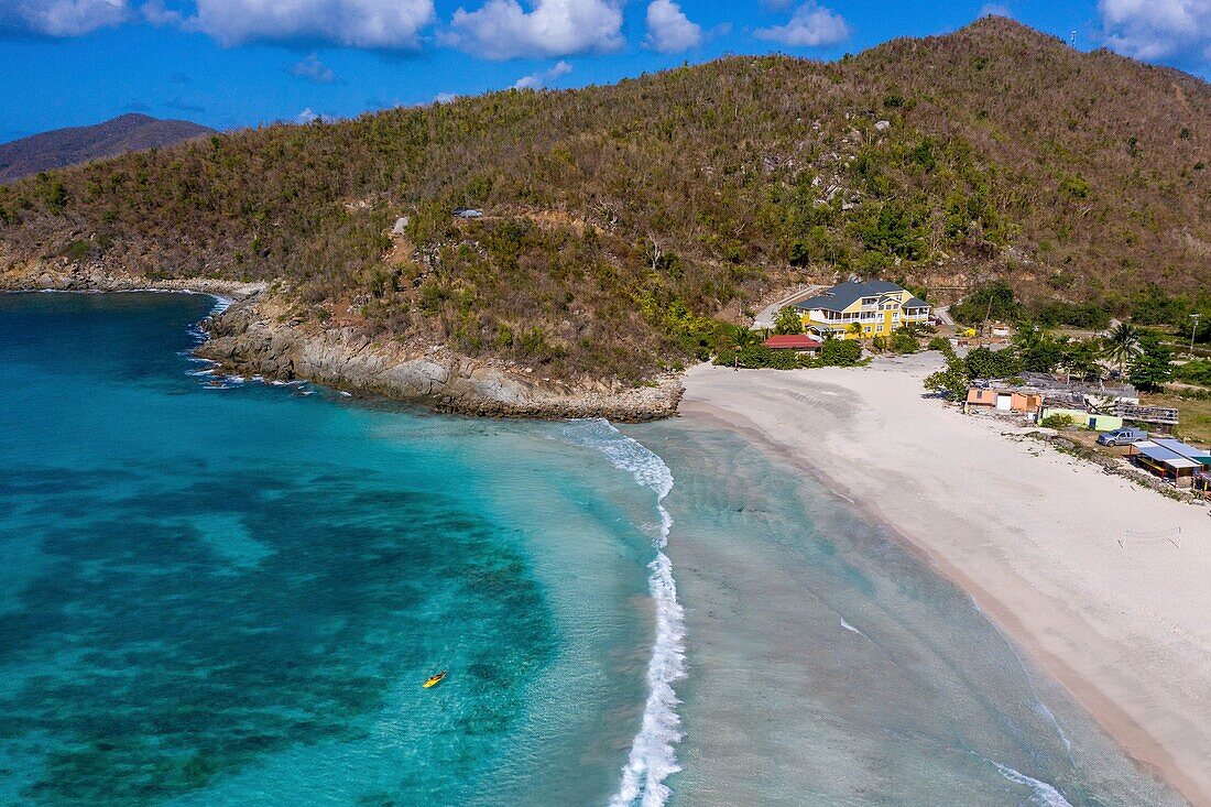 Westindische Inseln, Britische Jungferninseln, Insel Tortola, Josiah Bay, ein Surfer allein im türkisfarbenen Meer