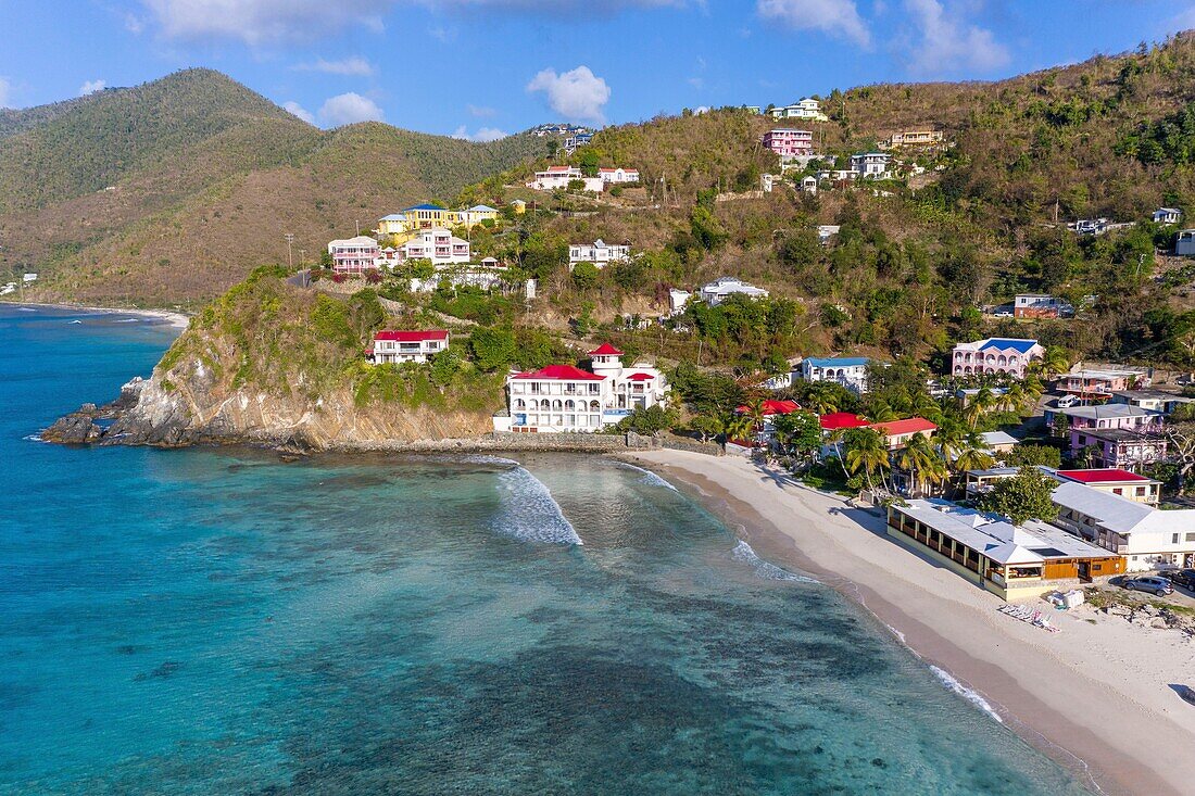 Westindische Inseln, Britische Jungferninseln, Tortola Island, einsamer Strand von Long Bay Beach, Blick auf die Hotels, Restaurants und Häuser vor dem türkisfarbenen Meer (Luftaufnahme)