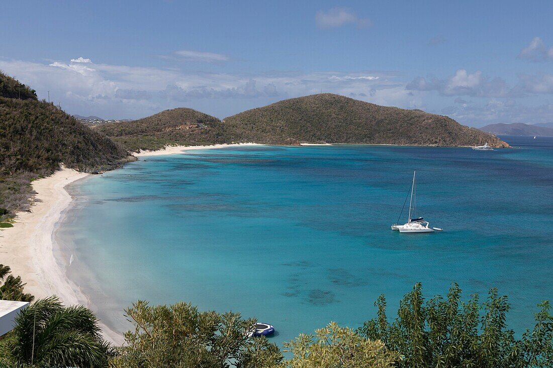 Westindische Inseln, Britische Jungferninseln, Insel Virgin Gorda, The Baths, The Baths Beach, vertäuter Katamaran, verlassener Strand