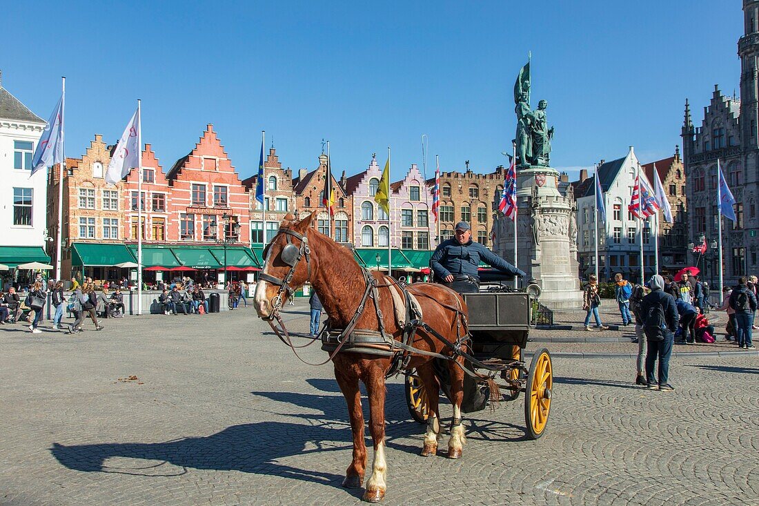 Belgien, Westflandern, Brügge, historisches Zentrum, von der UNESCO zum Weltkulturerbe erklärt, Grand Place, Restaurantterrassen und Giebelhaus