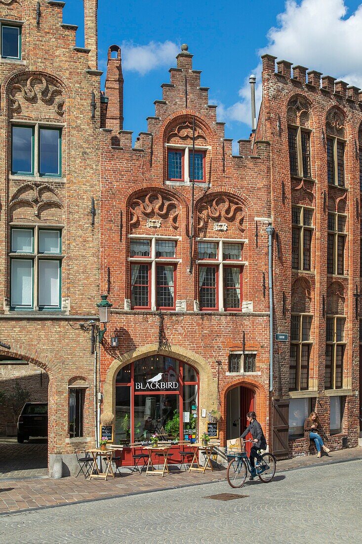 Belgien, Westflandern, Brügge, historisches Zentrum (UNESCO-Welterbe), Jan-Van-Eyck-Platz, Backsteinfassaden mit Treppengiebeln