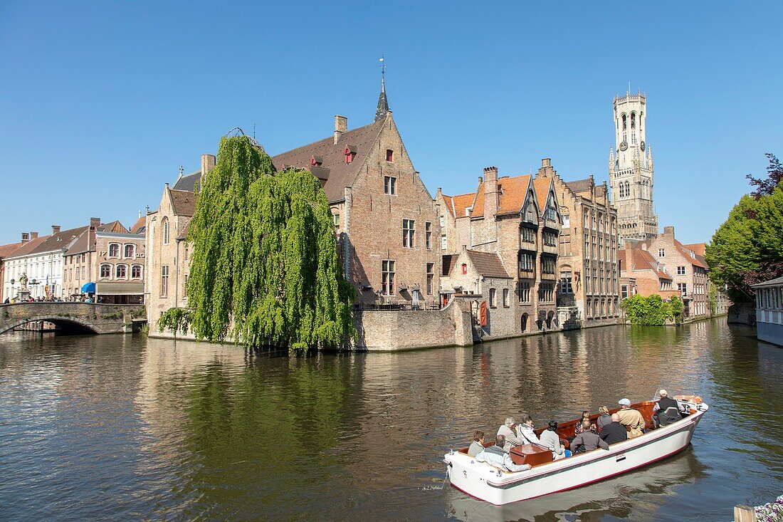 Belgien, Westflandern, Brügge, historisches Zentrum, von der UNESCO zum Weltkulturerbe erklärt, Rosenkranzkai und Belfried