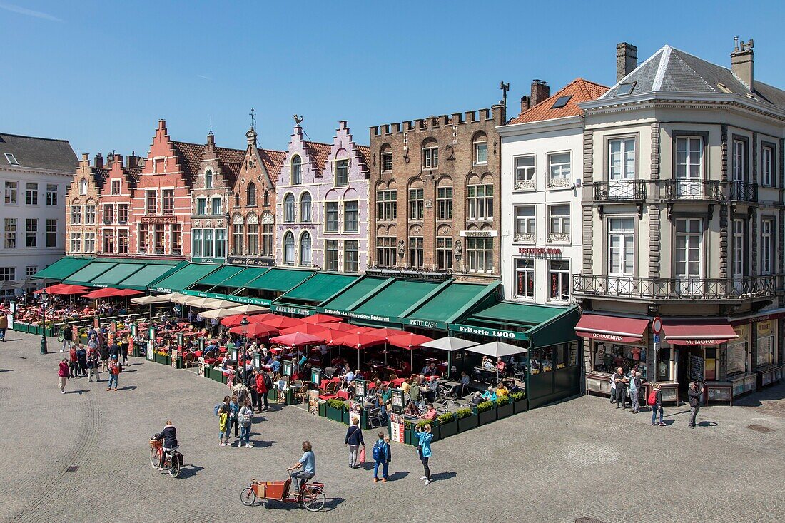 Belgien, Westflandern, Brügge, historisches Zentrum, von der UNESCO zum Weltkulturerbe erklärt, Grand Place, Restaurantterrassen und Giebelhaus