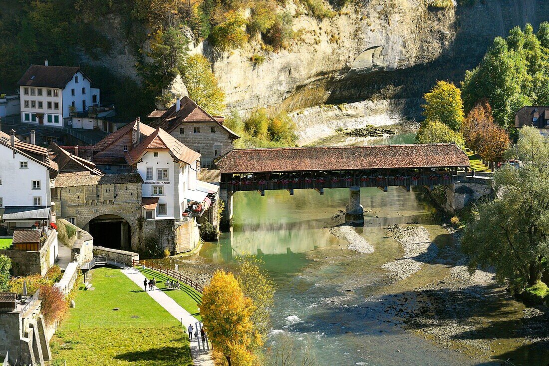 Schweiz, Kanton Freiburg, Freiburg, Ufer des Flusses Sarine (Saane), gedeckte Holzbrücke von Bern