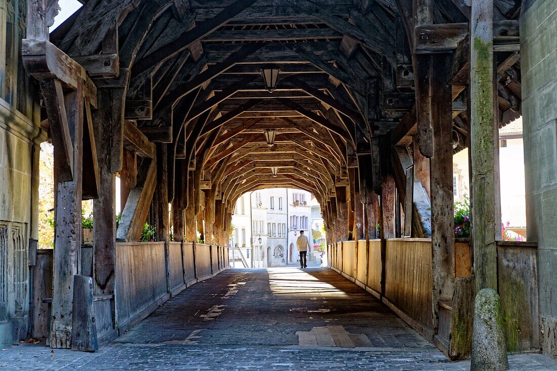 Schweiz, Kanton Freiburg, Freiburg, Ufer des Flusses Sarine (Saane), gedeckte Holzbrücke von Bern