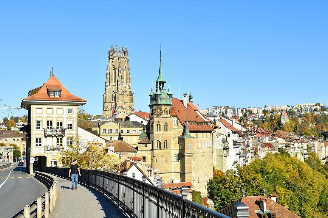 Schweiz, Kanton Freiburg, Freiburg, Rathaus und Sankt-Nikolaus-Kathedrale