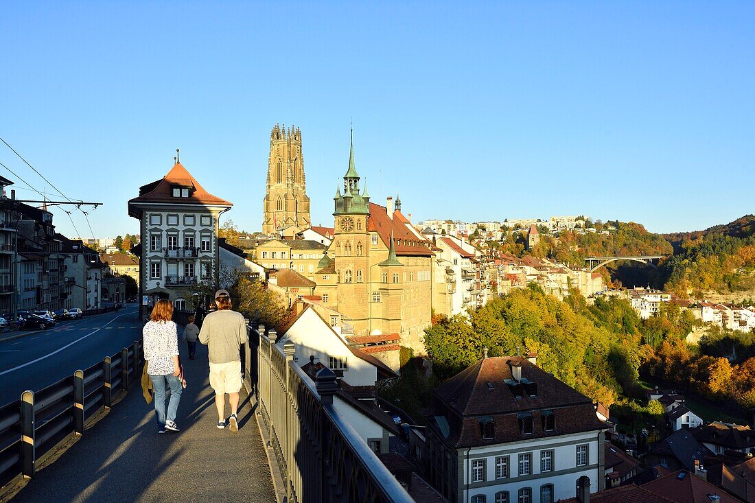 Schweiz, Kanton Freiburg, Freiburg, Rathaus und Sankt-Nikolaus-Kathedrale