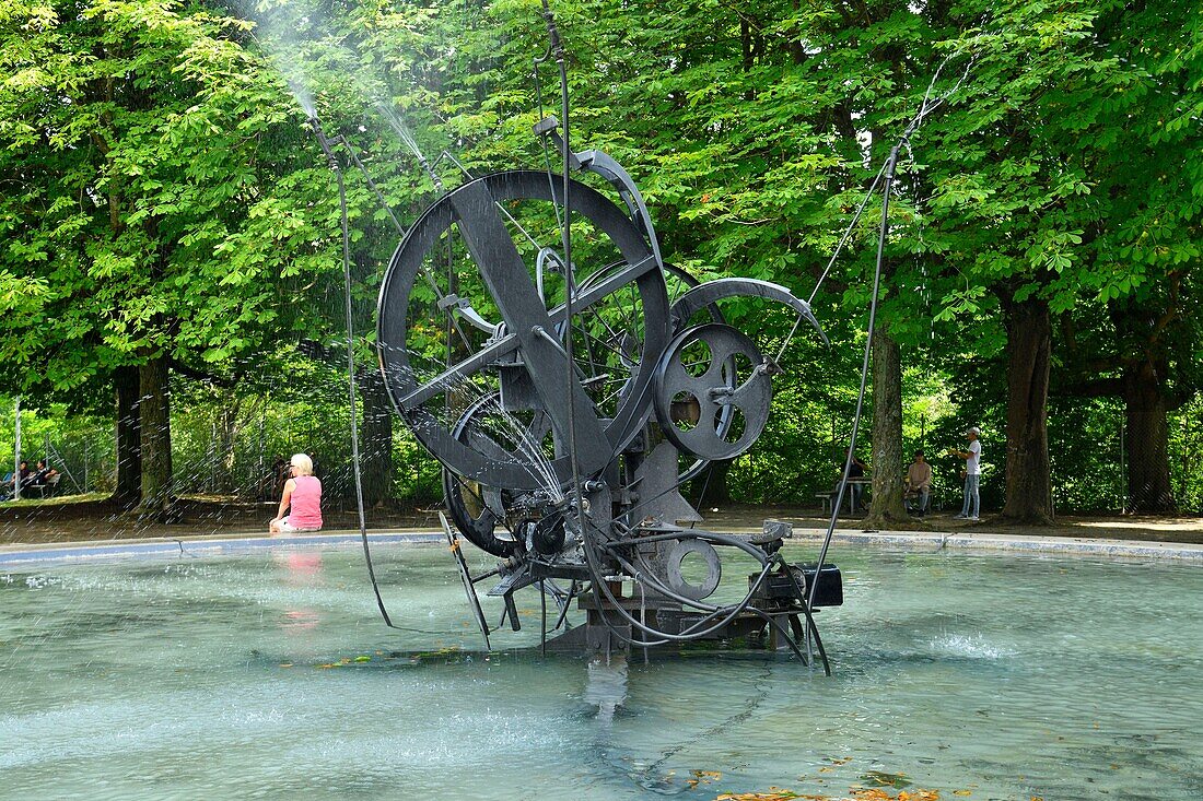 Schweiz, Kanton Freiburg, Freiburg, Öffentlicher Garten Grand Places, Jo-Siffert-Brunnen von Jean Tinguely