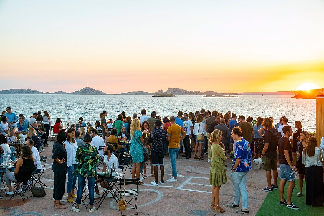 Frankreich, Bouches du Rhone, Marseille, Corniche Kennedy, das Inselchen, neuer Platz für einen Drink bei Sonnenuntergang