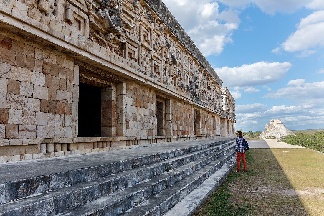 Mexiko, Bundesstaat Yucatan, Uxmal, von der UNESCO zum Weltkulturerbe erklärt, der Gouverneurspalast und die Pyramide des Wahrsagers