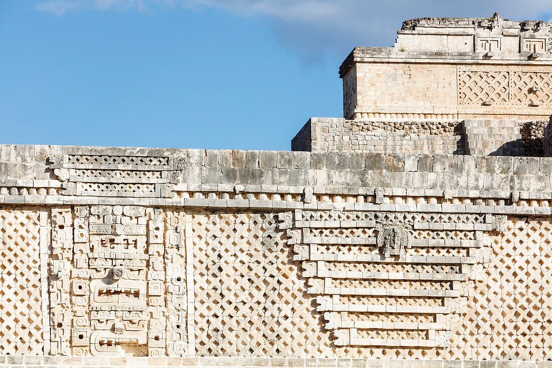 Mexiko, Bundesstaat Yucatan, Uxmal, von der UNESCO zum Weltkulturerbe erklärt, das Nonnenkloster-Viereck, symbolische Motive