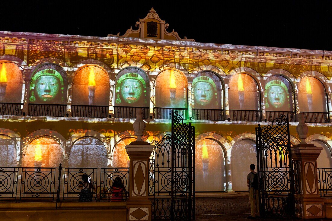 Mexiko, Bundesstaat Campeche, Campeche, von der UNESCO zum Weltkulturerbe erklärte Festungsstadt, Rathausfassade bei Nacht