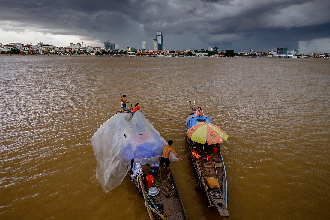 Kambodscha, Phnom Penh, Menschen der ethnischen Gruppe Cham, die auf ihren Booten leben