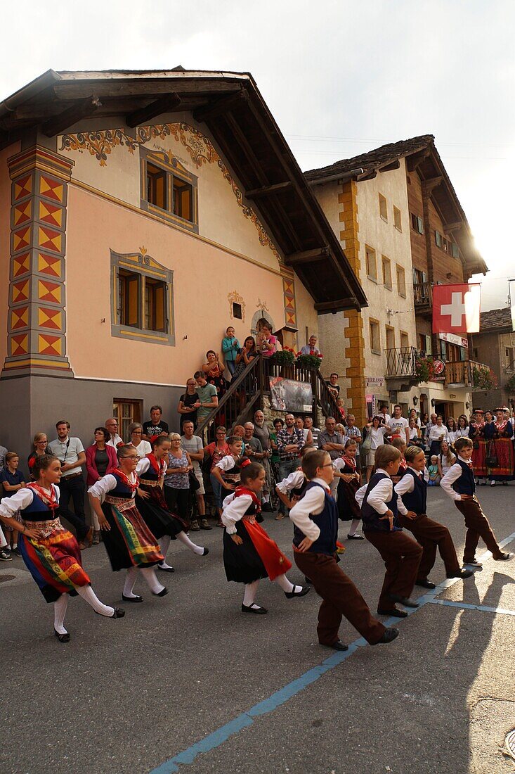 Schweiz, Kanton Wallis, Val d'Herens, Dorf Evolene, folkloristisches Sommerfest