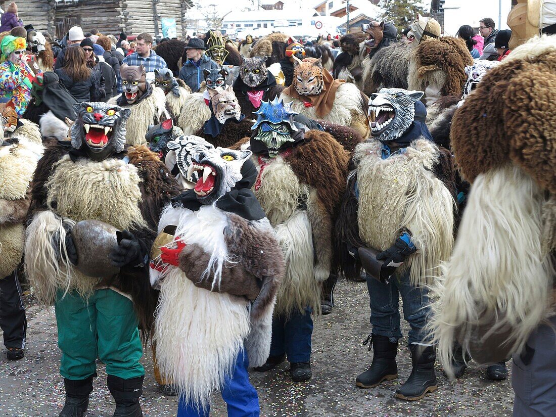 Schweiz, Kanton Wallis, Val d'Herens, Evolene, Fasnacht, Tradition der verkleideten Männer mit Säcken, die mit 30 Kilogramm Stroh gefüllt sind