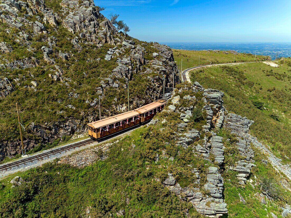 Frankreich, Pyrenäen Atlantiques, Baskenland, Ascain, La Rhune, die Rhune-Bahn, kleine Zahnradbahn (Luftaufnahme)