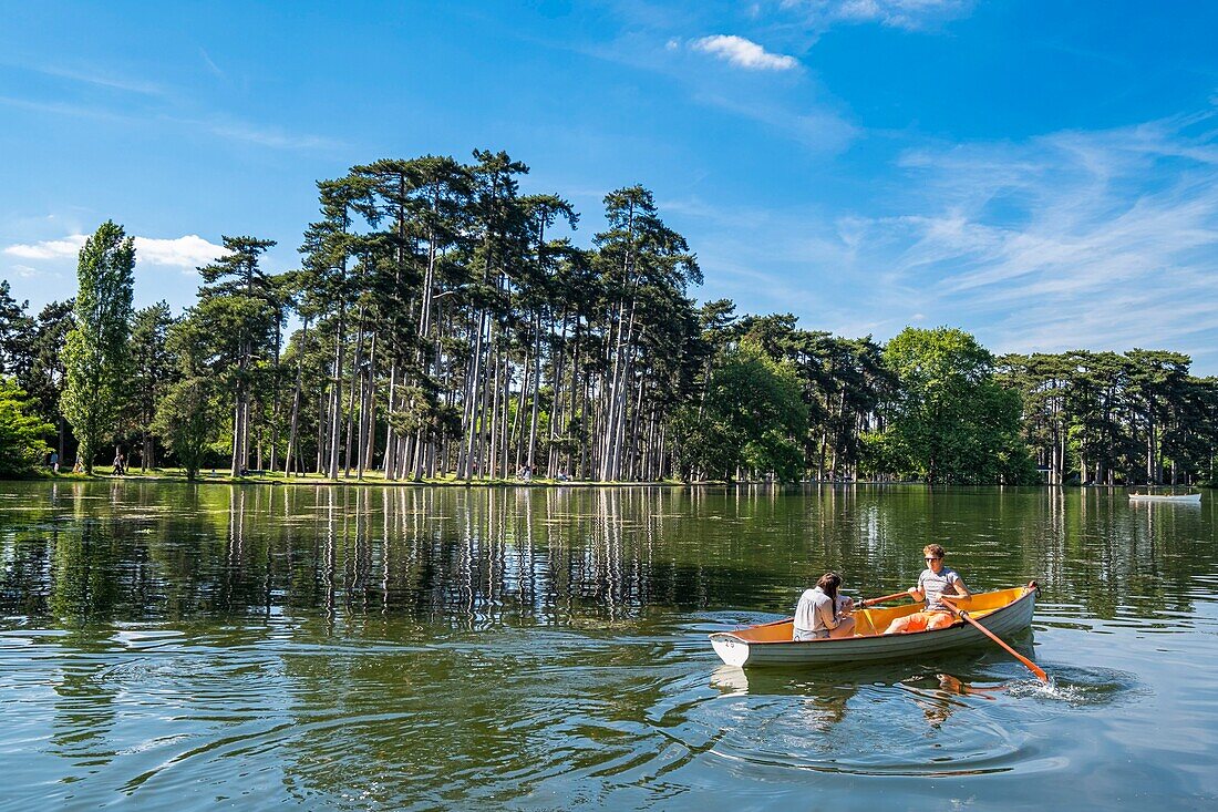 France, Paris, along the GR® Paris 2024 (or GR75), metropolitan long-distance hiking trail created in support of Paris bid for the 2024 Olympic Games, Bois de Boulogne, Inferieur lake