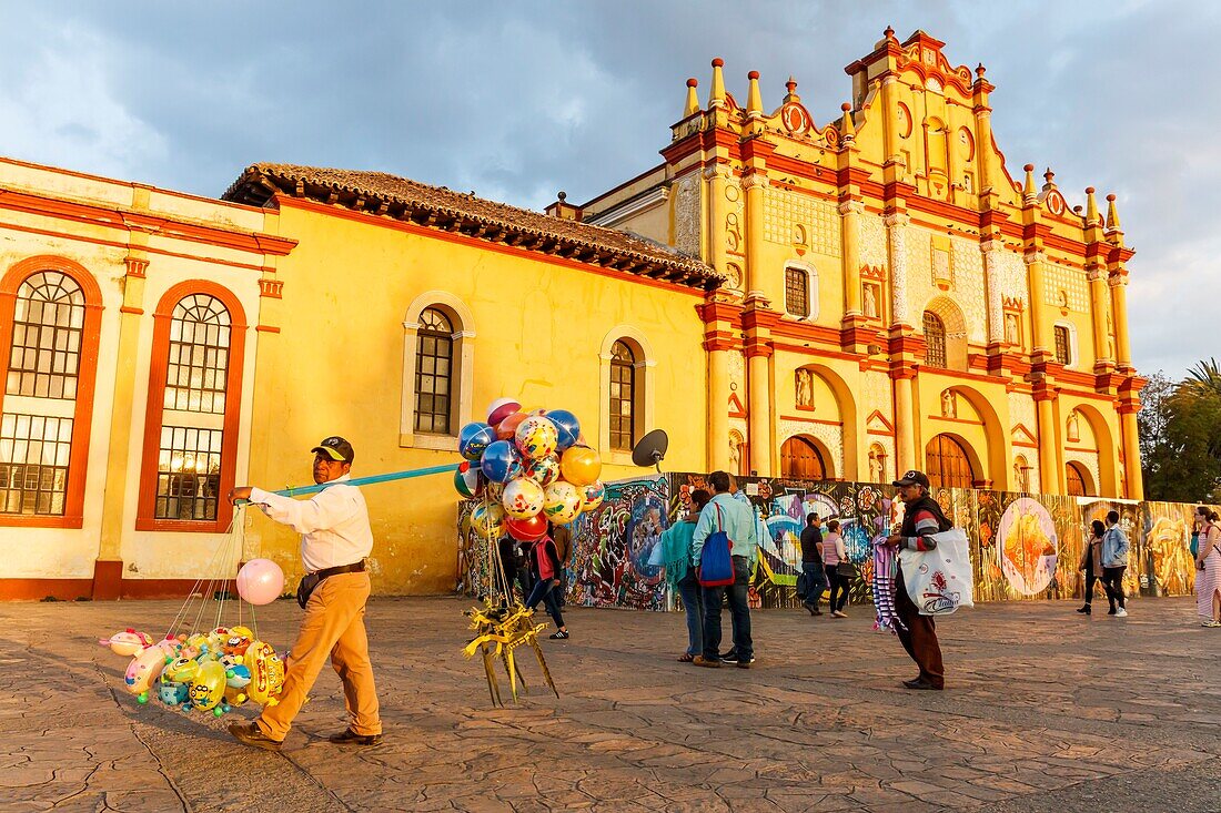 Mexico, Chiapas state, San Cristobal de las Casas, ballons seller before the cathedral and the 31 de Marzo square