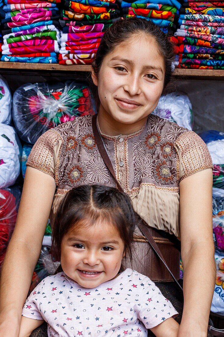 Mexiko, Bundesstaat Chiapas, San Cristobal de las Casas, Tzotzil-Frau mit ihrem kleinen Mädchen, Porträt