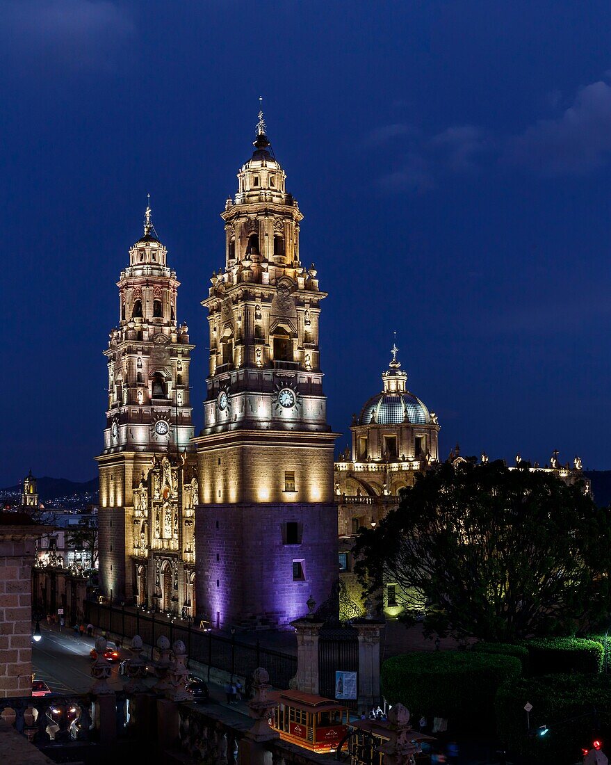 Mexiko, Bundesstaat Michoacan, Morelia, Historisches Zentrum von Morelia, von der UNESCO zum Weltkulturerbe erklärt, die Kathedrale bei Nacht