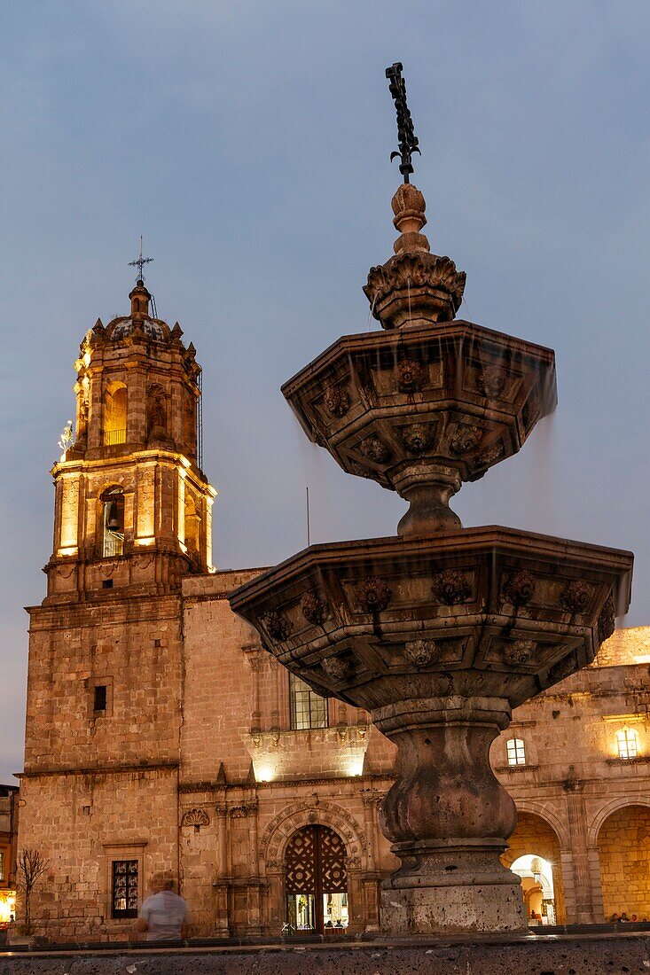 Mexiko, Bundesstaat Michoacan, Morelia, Historisches Zentrum von Morelia, von der UNESCO zum Weltkulturerbe erklärt, Platz San Francisco und Kirche San Francisco bei Nacht