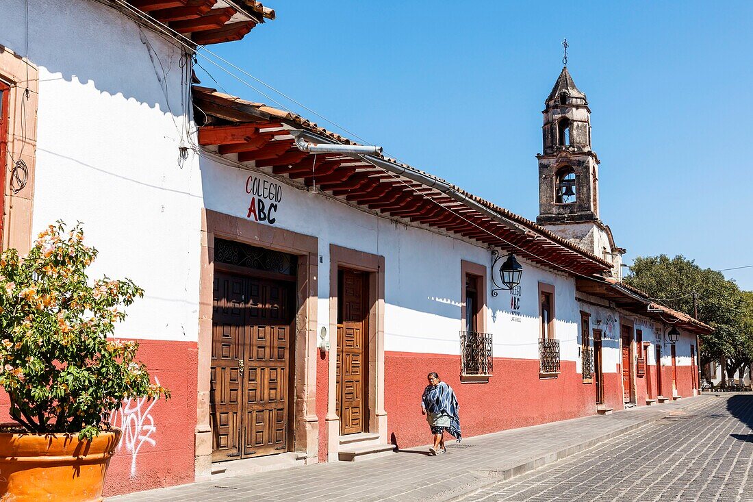 Mexiko, Bundesstaat Michoacan, Patzcuaro, typische Straße mit Kolonialhäusern und Uhrenturm San Juan de Dios