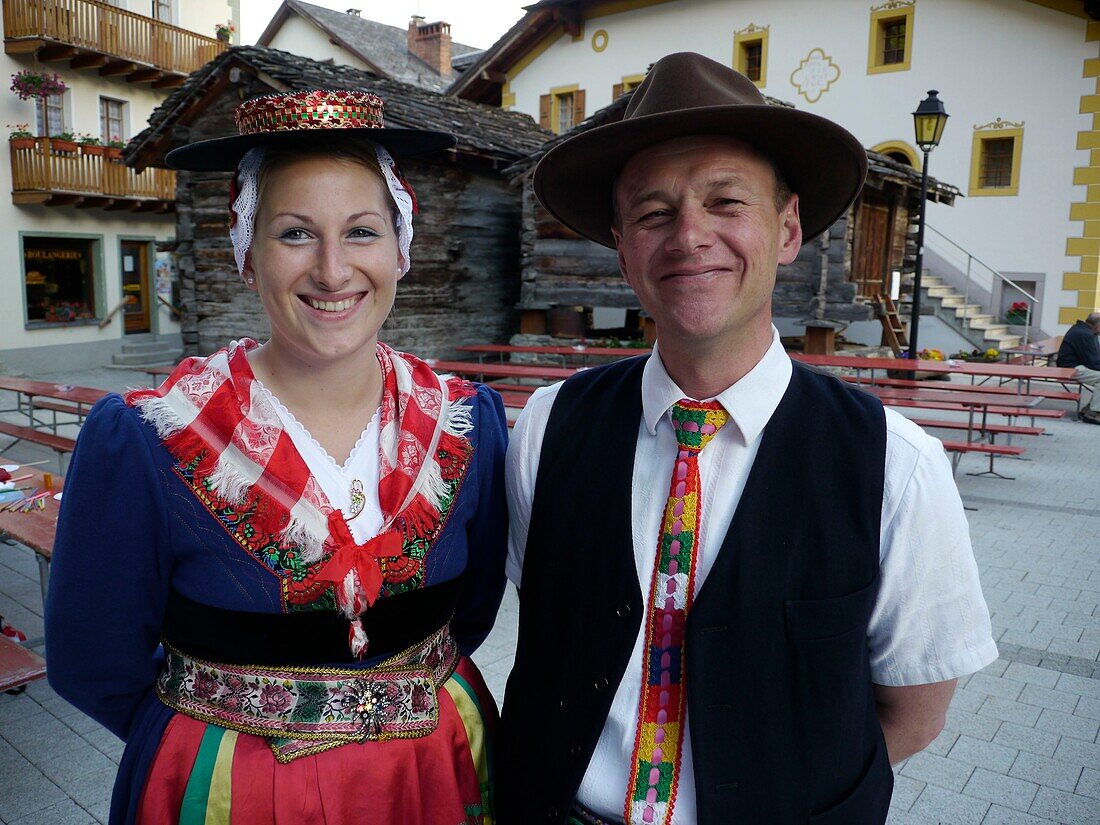 Schweiz, Kanton Wallis, Val d'Herens, Dorf Evolene, folkloristisches Fest für den Aufbruch der schwarzen Kühe von Herens zu den Bergweiden (Estive) im Juli