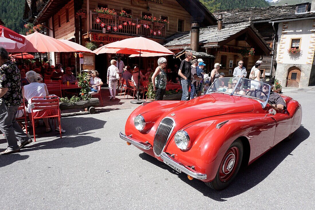 Schweiz, Kanton Wallis, Val d'Herens, Dorf Evolene während des Mittsommerfestes am 15. August, mit Umzug, floristischen Liedern und Tänzen, Alphornkonzerten