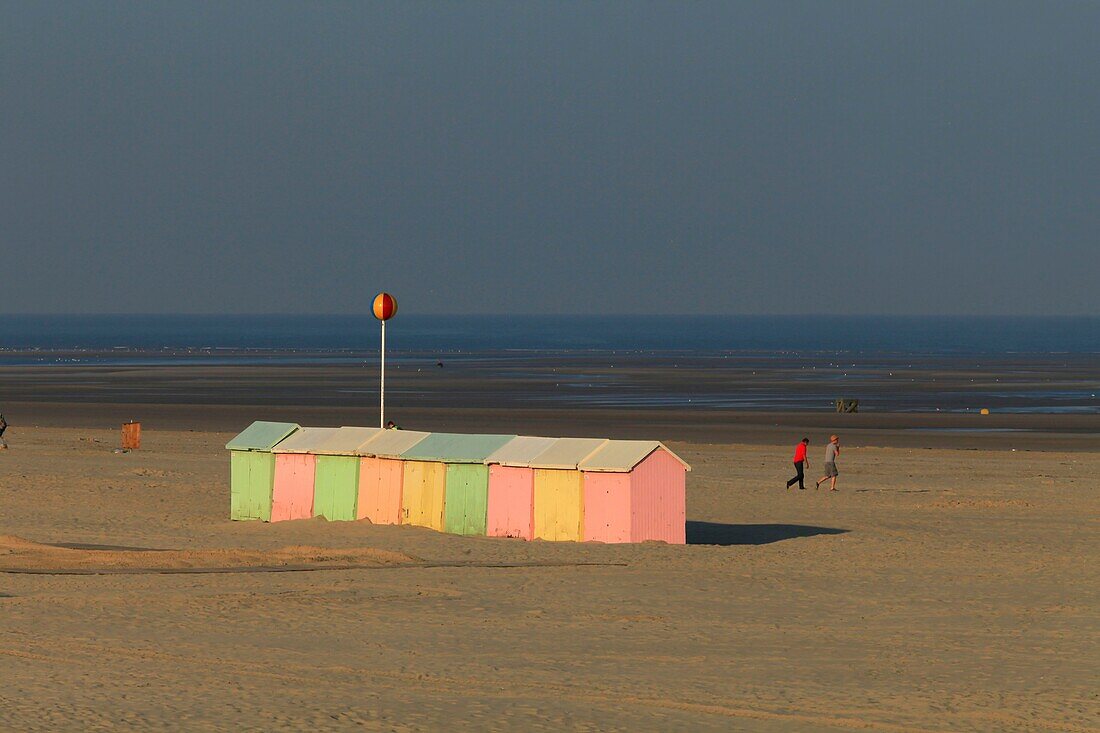 Frankreich, Pas de Calais, Berck sur Mer, Opalküste, Hütten am Strand von Berck sur Mer am Morgen