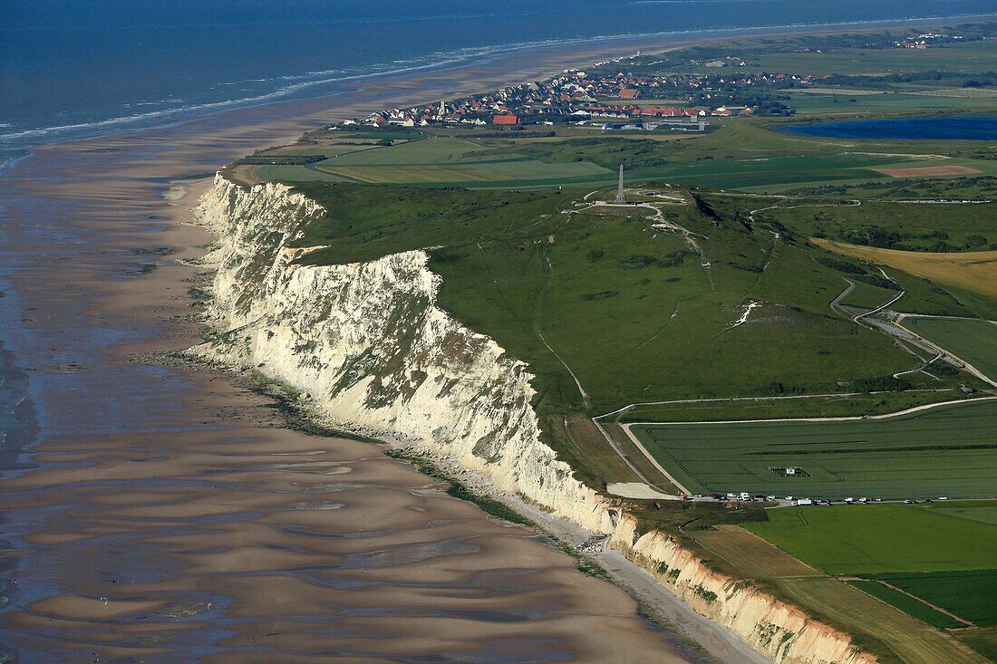 Frankreich, Pas de Calais, Cap Blanc Nez mit der Stadt Sangatte im Hintergrund (Luftaufnahme)