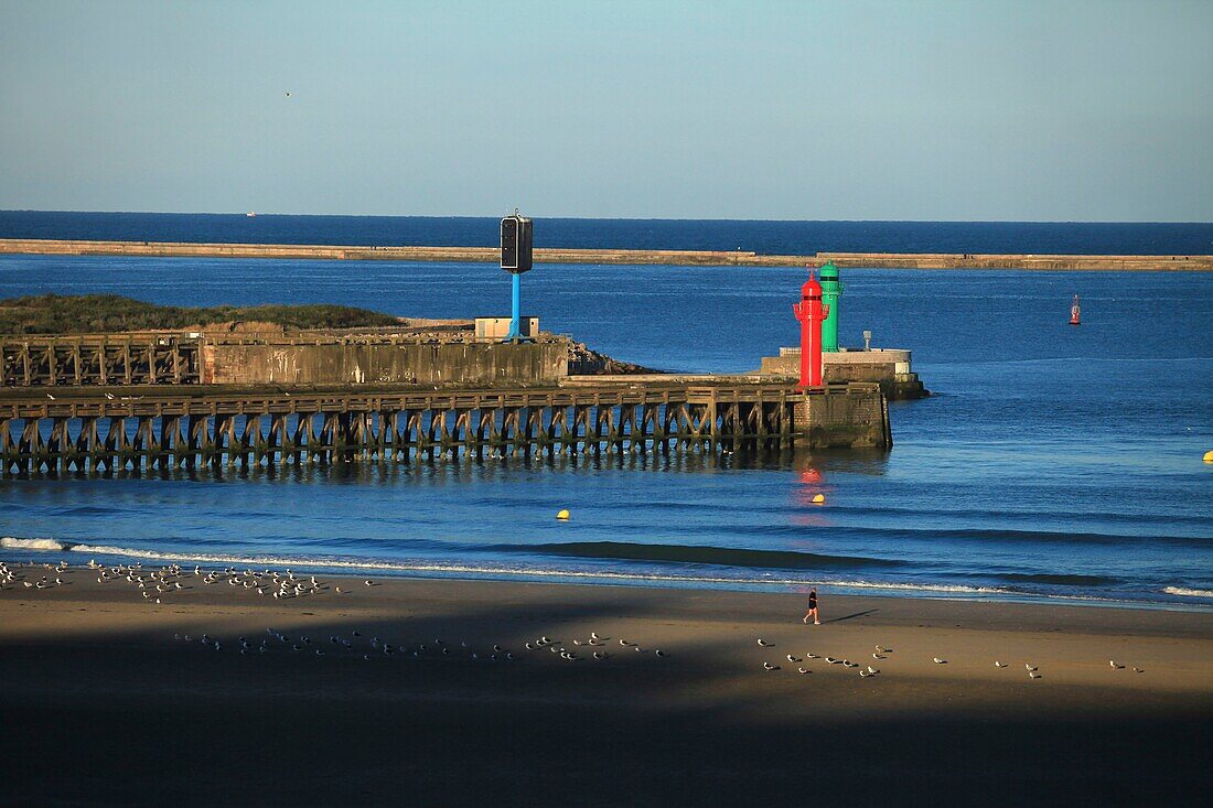 Frankreich, Pas de Calais, Boulogne sur Mer, Boulogne Strand am Eingang / Ausgang des Hafens von Boulogne sur Mer