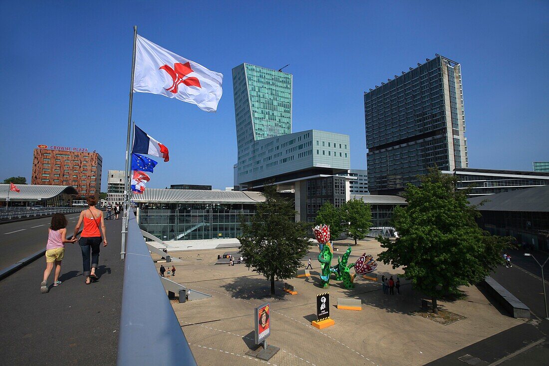 Frankreich, Nord, Lille, Stadtteil Euralille, Esplanade François Mitterrand, Die Tulpen von Shangri La, permanente Skulptur von Yayoi Kusama