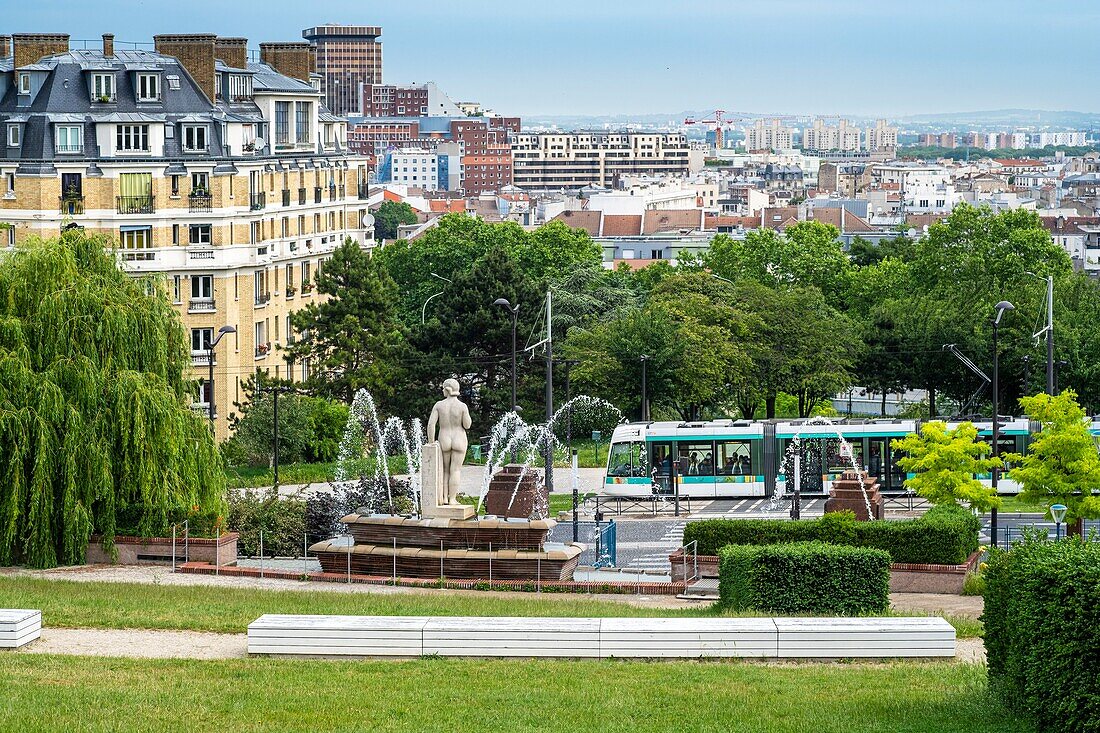 France, Paris, along the GR® Paris 2024 (or GR75), metropolitan long-distance hiking trail created in support of Paris bid for the 2024 Olympic Games, Amérique district, Butte-du-Chapeau-Rouge Park, fountain and Eve statue by Raymond Couvegnes (1938)