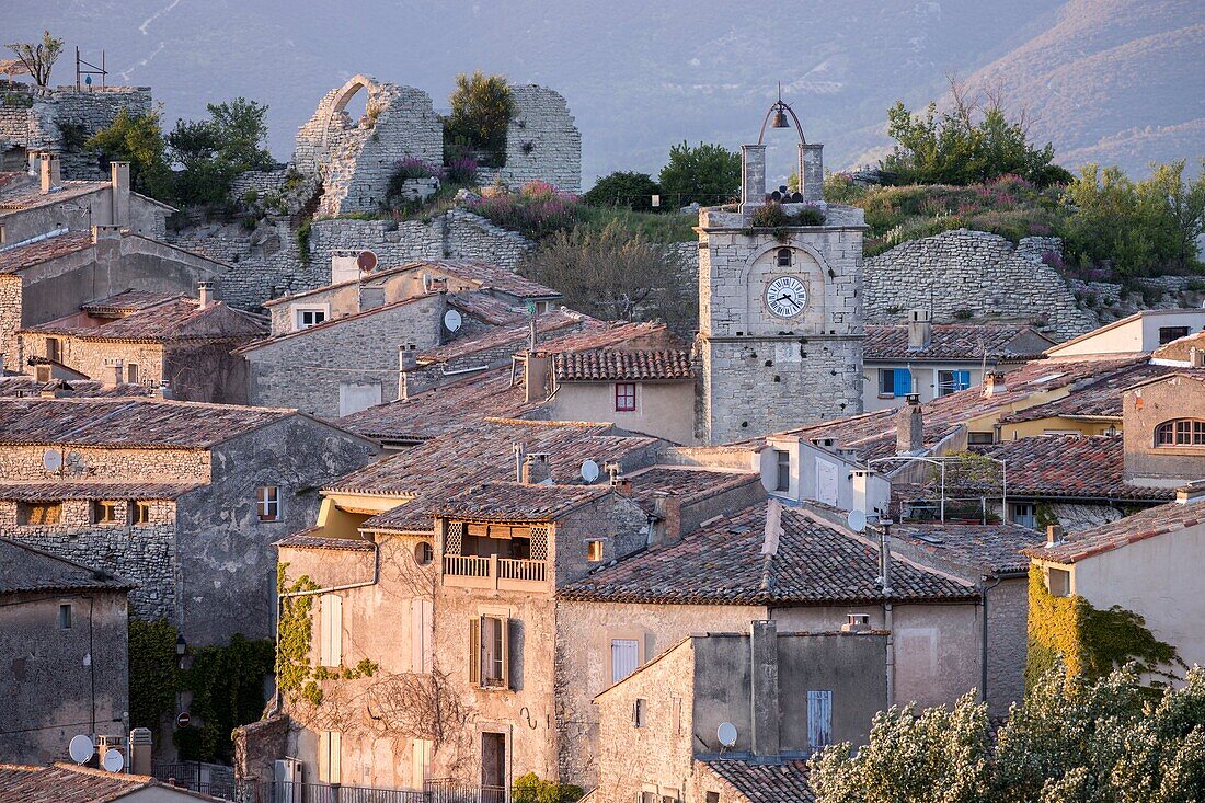 Frankreich, Vaucluse, regionales Naturreservat Luberon, Saignon, das Dorf, der Uhrenturm