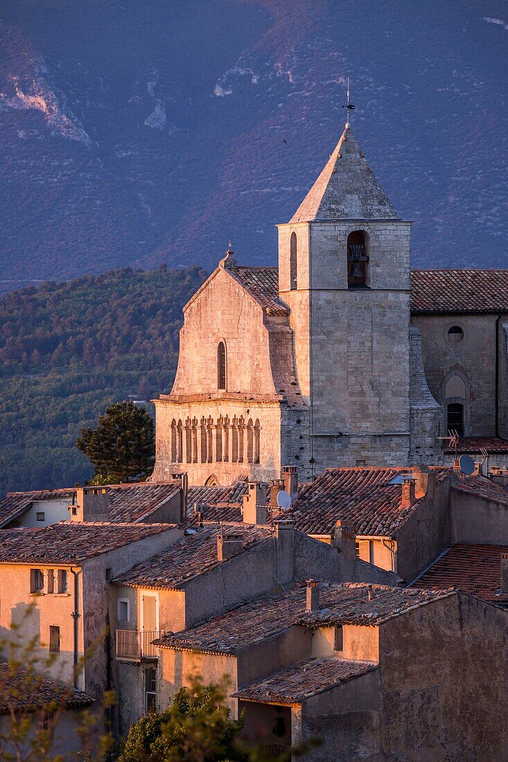 France, Vaucluse, regional natural reserve of Luberon, Saignon, the village, the church Notre-Dame of Pity or Saint-Marie de Saignon of the XIIe century