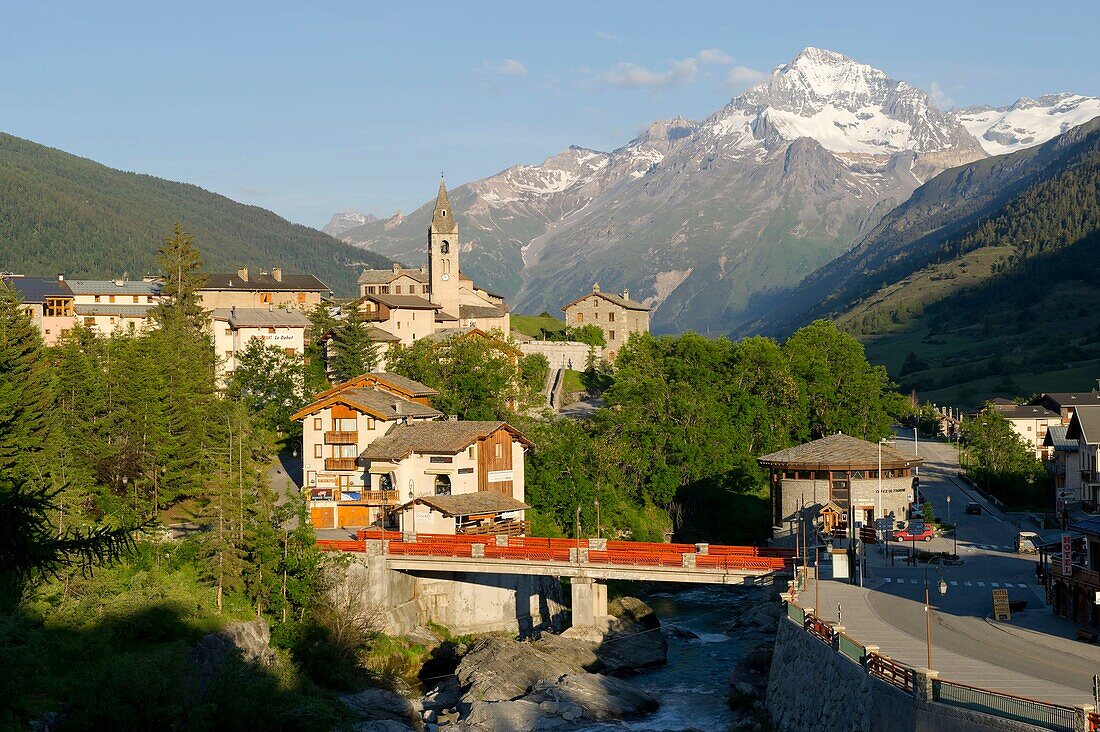 Frankreich, Savoyen, Haute Maurienne, Massif de la Vnaoise, Valcenis, das Dorf Lanslevillard, der Wildbach Arc und der Zahn Parrachee