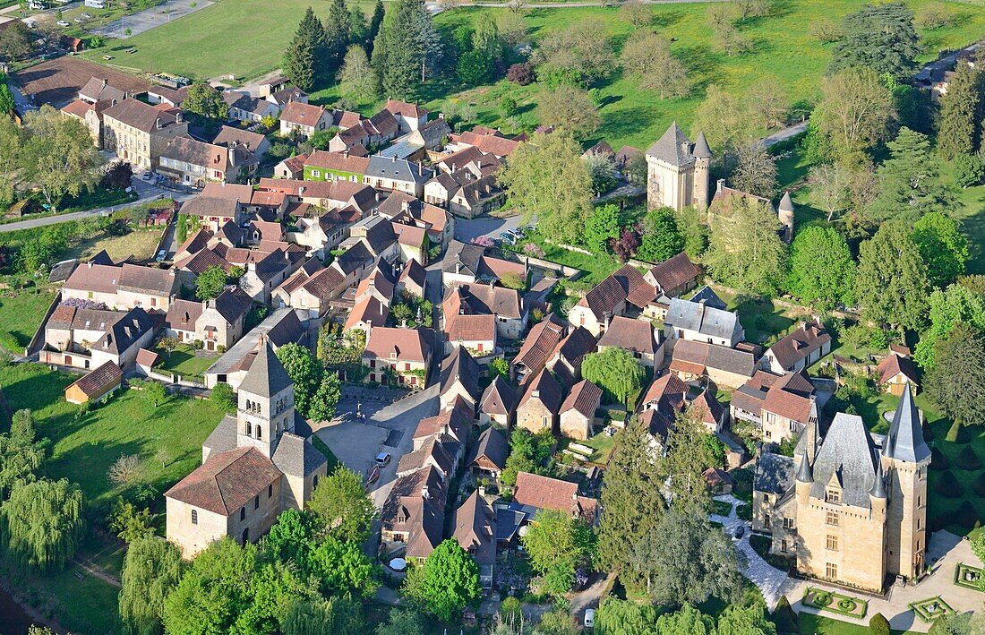 Frankreich, Dordogne, Perigord Noir, Vezere-Tal, Saint Leon sur Vezere, beschriftet mit Les Plus Beaux Villages de France (Die schönsten Dörfer Frankreichs), Dorf in einer Vezere-Schleife gebaut (Luftaufnahme)