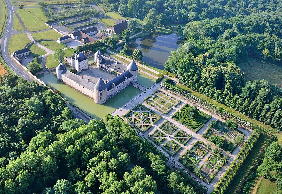 Frankreich, Loiret, Chilleurs aux Bois, Schloss Chamerolles, Obligatorische Erwähnung: Chateau de Chamerolles, im Besitz des Departements Loiret (Luftaufnahme)