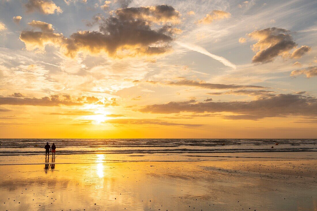 Frankreich, Somme, Ault, Urlauber und Angler in Ault am Strand, am Abend kommen viele Spaziergänger, um den Sonnenuntergang am Meer zu bewundern